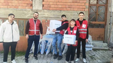 Hisarcık'ta Öğrenciler Yardım Kolilerini Dağıttı