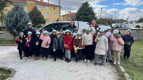 Gediz'de Minik Öğrenciler Fidan Dikti