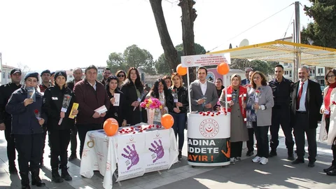 Kadınlara Karanfil Dağıtıldı ve KADES Tanıtıldı