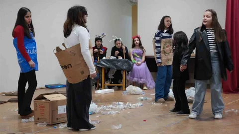 Düzce'de Gençler Tiyatroda Sahne Aldı