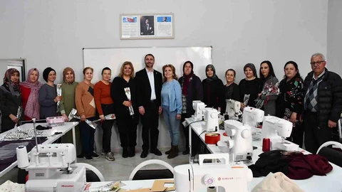 Beylikova'da Kadınlara Çiçek Dağıtıldı