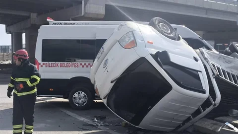 Bilecik'te Minibüs ve Kamyonet Çarpıştı