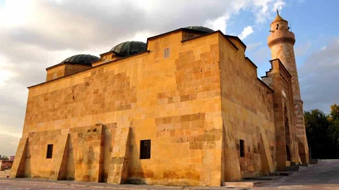 800 Yıllık Selçuklu Camisi Niğde'yi Bekliyor