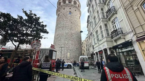 İstanbul'da Galata Kulesi'nden Düşen Kadın Hayatını Kaybetti