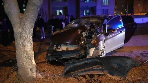 Kırıkkale'de Ağaca Çarpan Araçta 3 Yaralı