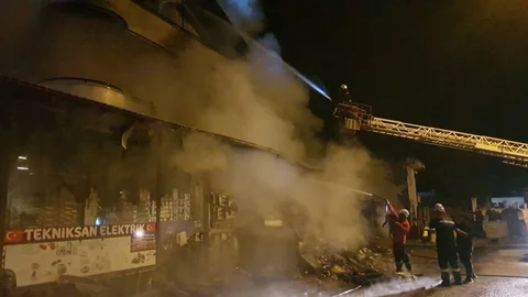 Elektrik malzemesi satan iş yerindeki yangın mahalleliyi sokağa döktü