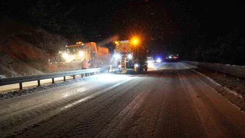 Kastamonu’da yoğun kar yağışı: Araçlar yolda mahsur kaldı