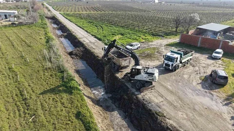 Saruhanlı’da dere temizliğiyle koku ve sinek sorunu bitecek