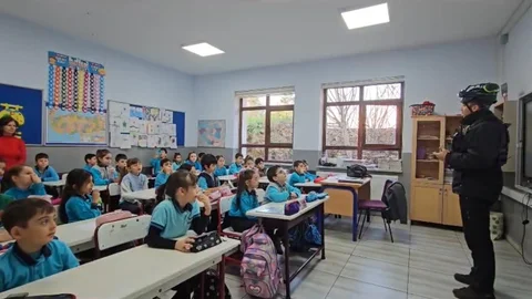 Arama kurtarma köpeği Tipo, öğrencilerin gözdesi oldu