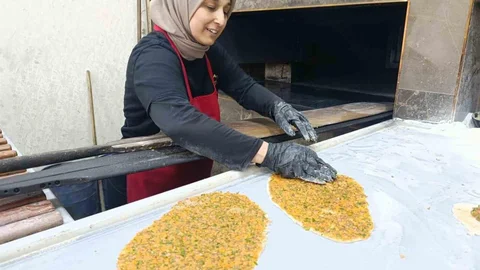 4 çocuk annesini gören şaşırıyor: Elinde küreği lahmacun ustalığı yapıyor