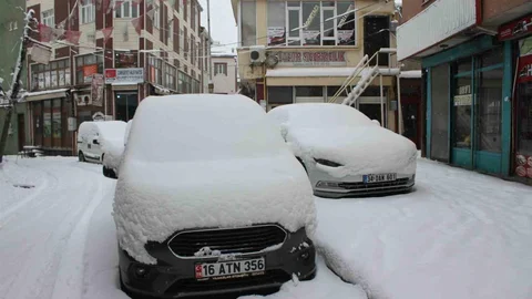 Malazgirt’te bahar beklenirken kar yağdı, araçlar kara gömüldü