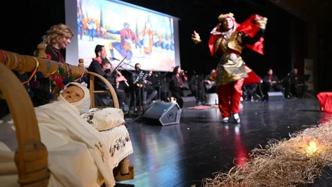 Mersin’de ‘İlmek İlmek Kadın’ gösterisi izleyenleri duygulandırdı