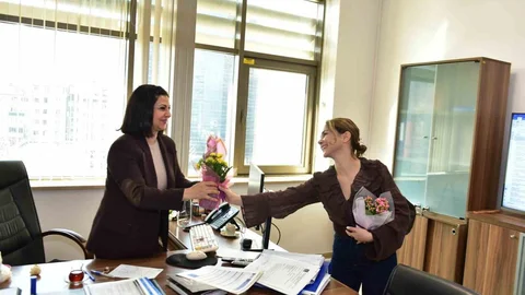Bursa'da Kadın Çalışanlara Çiçek İkramı