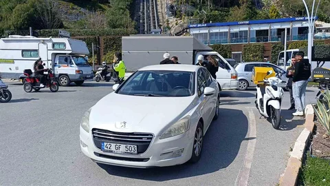 Antalya'da Kırmızı Işık İhlali Sonucu Kaza