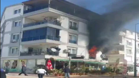 Antalya'da 4 Katlı Binada Yangın Paniği