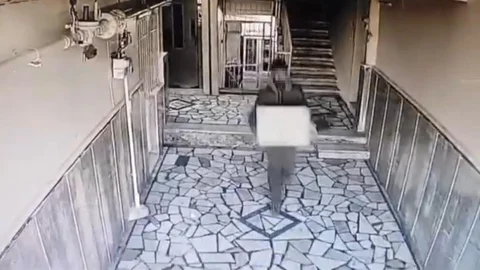 Diyarbakır’da garip hırsızlık girişimi: Önce çaldı, sonra geri bırakıp kameraya ’karışmadım’ el işaretini yaptı