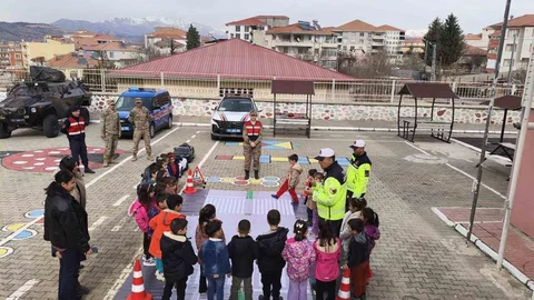 Jandarmadan öğrencilere trafik eğitimi