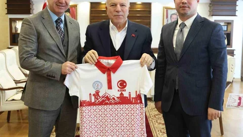 Başkan Sekmen’e Erzurum temalı forma