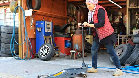 Antalya'da Kadın Lastik Tamircisi Dikkat Çekiyor