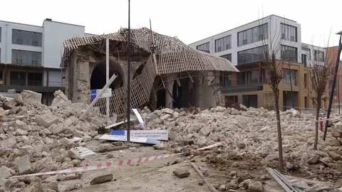 Malatya'da Cami Duvarında Göçük Oluştu