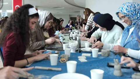 Tokatlı kadınlar kil atöyesine girip hünerlerini sergiledi