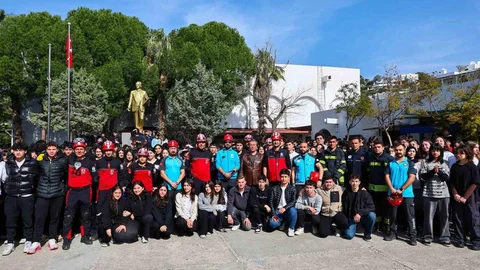 Bodrum’da öğrenciler deprem tatbikatında "çök-kapan-tutun" yaptı