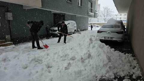 Tatvan'da Kar Kalınlığı 1 Metreyi Aştı