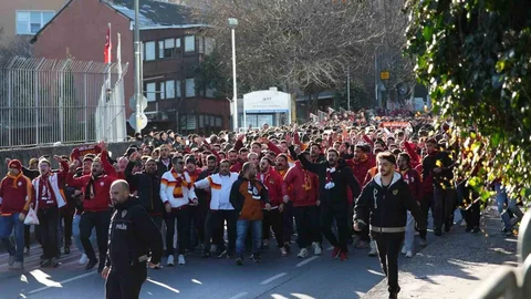 Galatasaraylı Taraftarlar Dolmabahçe'ye Geldi