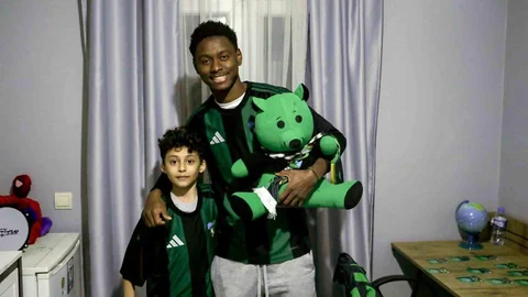 Maskot kostümünden futbolcu çıktı, çocuk taraftarın heyecandan elleri titredi