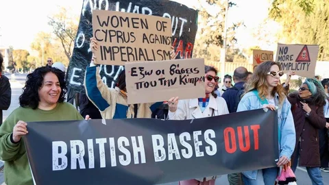 Güney Kıbrıs'ta Fırlatma Rampası Protestosu