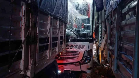 Bitlis'te Otobüs Tırla Çarpıştı
