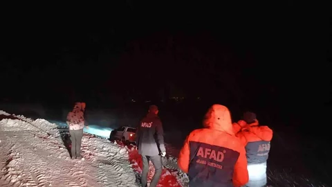 Ağrı'da Tipi Nedeniyle Araç Şarampole Kaydı