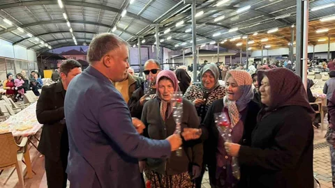 Denizli'de Kadınlara Karanfil İle Kutlama