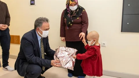 Rektör Akpolat'tan Minik Hastalara Moral Ziyareti