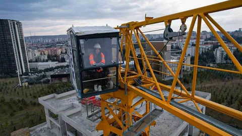 20 Yaşındaki Kule Vinç Operatörü Genç Kız