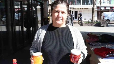 Depremzede Kadın Reçel Üreterek Hayata Tutunuyor