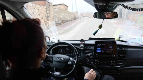 Diyarbakır'da Kadın Ambulans Şoförü Zamanla Yarışıyor