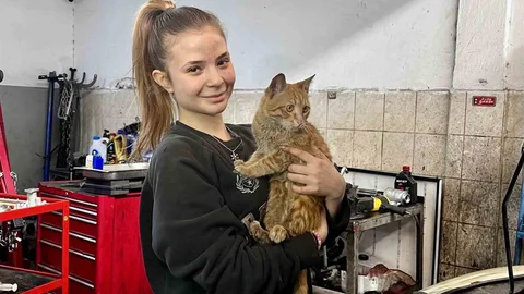 Antalya'da 17 Yaşındaki Kadın Oto Tamircisi