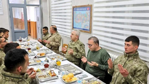 Kars'ta Vali Polat İftar Yaptı