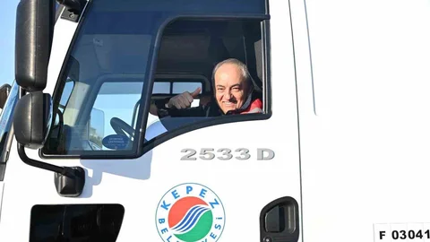 Kepez'de Başkan Kocagöz İş Makinesi Kullandı