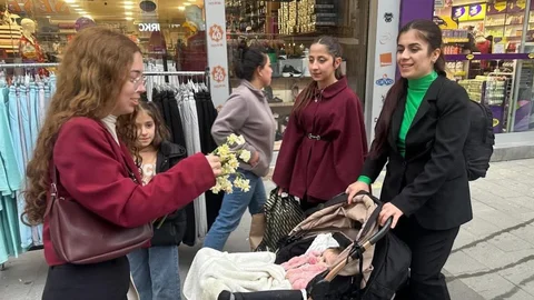 Ülkü Ocakları Tarsus İlçe Başkanlığı Asena ve Üniversitesi Birimleri 8 Mart Dünya Kadınlar Günü Nedeniyle Çiçek Dağıttı