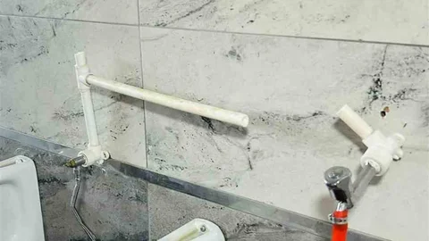 Tomarza'da Tuvaletlere Zarar Verildi