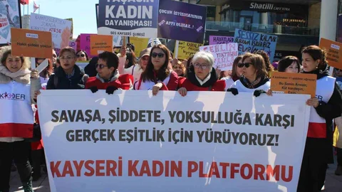 Kayseri'de Kadınlar Hakları İçin Yürüdü