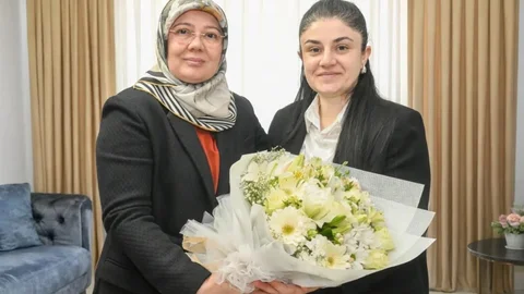 Erzurum'da Şehit Eşine Ziyaret