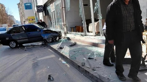 Elazığ'da Mobilya Mağazasına Araç Girişi