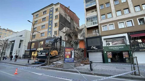 Sivas'ta Binanın Yıkımı Sırasında Hasar
