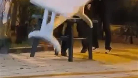 Küçükçekmece'de Cami Bahçesinde Zarar Veren Çocuklar