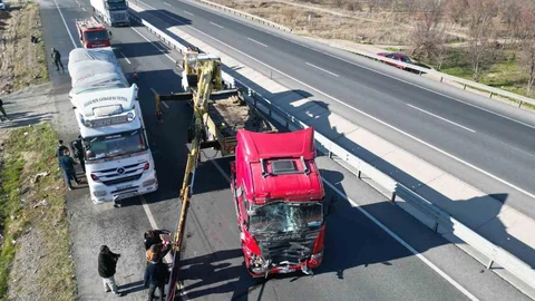 Afyonkarahisar'da Tır ve Minibüs Çarpıştı