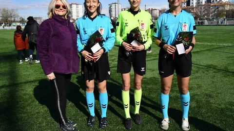 Kayseri’de Kadın Hakemlere Jest