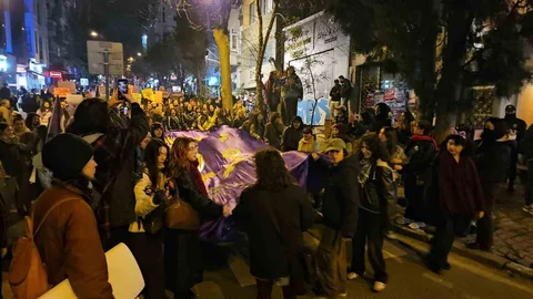 Beyoğlu'nda Gözaltına Alınan Göstericiler